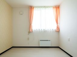 空間と窓のある居室