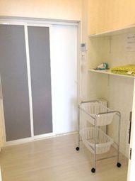 洗濯物を置くカゴ付きワゴン