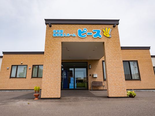 エントランスの明るい建物