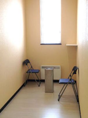 椅子とエアコンのある部屋