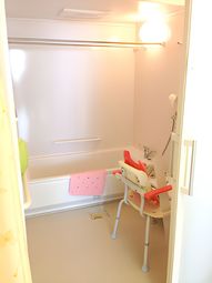 明るい浴室の様子