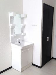 白い清潔な洗面台