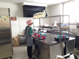 調理実習中のスタッフ