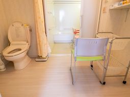 清潔なトイレとシャワー室