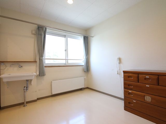 居室の窓と家具 居室 シンプルな造りの居室です。窓から自然光が入り、明るく開放的な雰囲気をお感じいただけます。