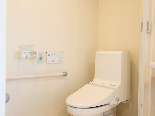 バリアフリートイレ設備 トイレ 安全に配慮された清潔なトイレスペースです。手すりやボタン操作など、使い勝手に優れた設計がされています。