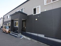 清潔感のある建物エントランス