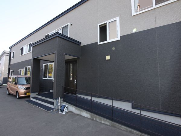 清潔感のある建物エントランス