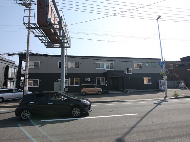 清潔感あるビル外観 外観 シックな色合いで統一された外観は、その地域のランドマークとなるような佇まいです。通りに面しており、どなたでも訪れやすい立地の建物です。