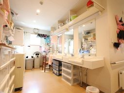 洗面台と収納のある空間