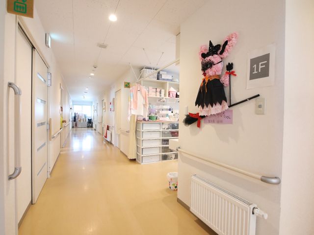 廊下の壁に飾り付け 廊下 廊下には季節の飾り付けがあり、温かみのある雰囲気を感じさせます。明るくキレイに保たれた通路は清潔感があり、快適にお過ごしいただけるでしょう。