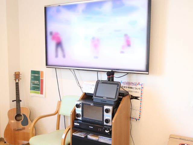 リビングのテレビとオーディオ テレビ ギターが飾ってあり、テレビとオーディオで音楽も楽しめるリビングです。居心地の良い空間が広がっております。