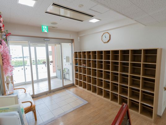 靴箱が並ぶエントランス