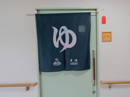 のれんのある扉