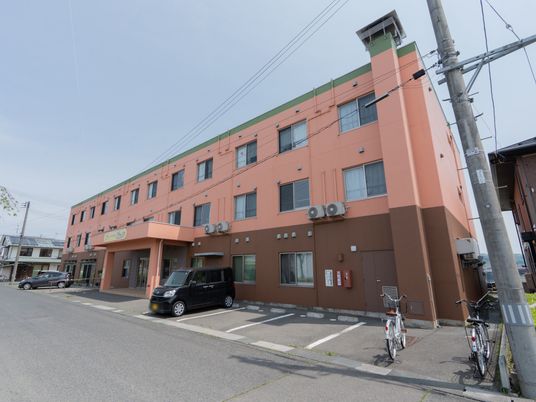 緑の屋根の建物外観