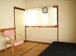 明るい窓と時計のある居室