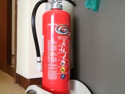 赤い消火器とその設置場所