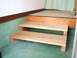 和室の木製階段