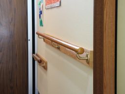 壁に取り付けられた手すり