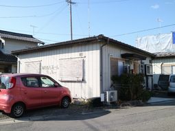 外観と駐車スペースのある施設