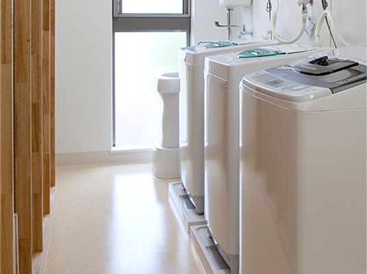洗濯機並ぶ明るい空間