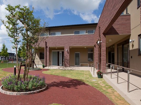 明るい庭のある建物