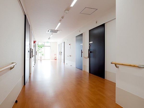 明るく清潔な施設の廊下