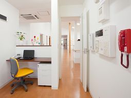 白壁の廊下と受付デスク