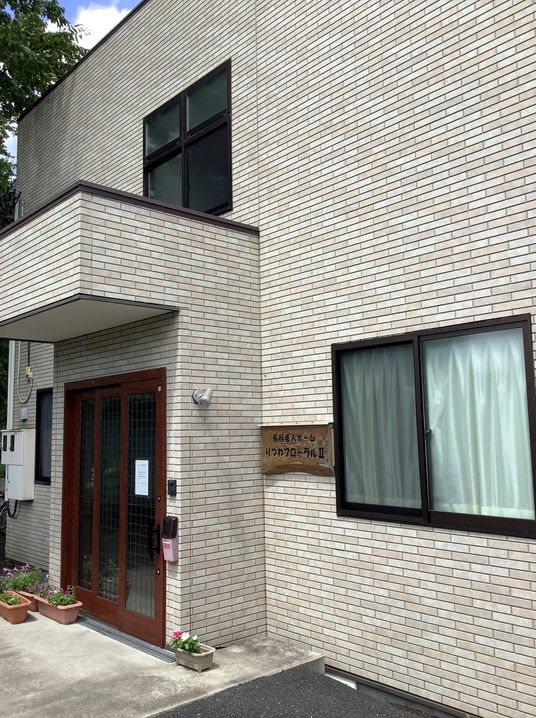 窓のある建物の外観  