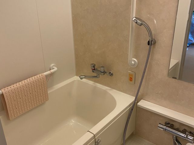快適な設備の浴室 浴室 浴槽で足が滑らないようにマットを敷いてご入浴いただけます。