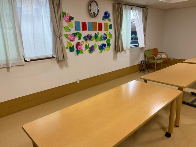 明るい装飾のスタッフルーム 食堂 スタッフと利用者が交流できる、暖かい雰囲気のある休憩スペースがあります。