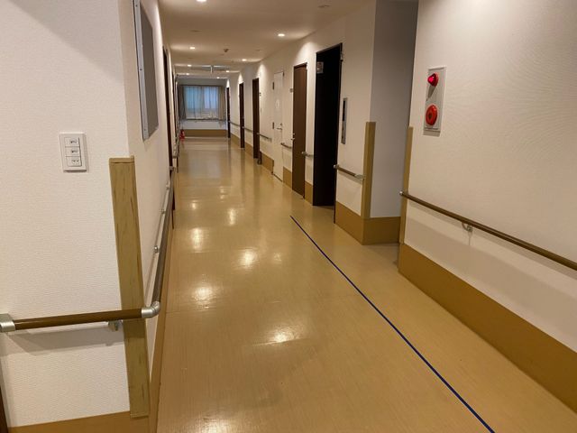 手すり付きの廊下の一部 廊下 安全に配慮された廊下で、利用者様の毎日を支えませんか。清掃とメンテナンスも大切なお仕事です。