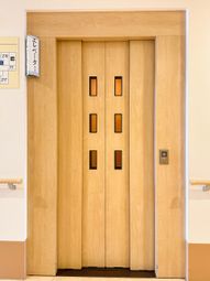 エレベーターの扉