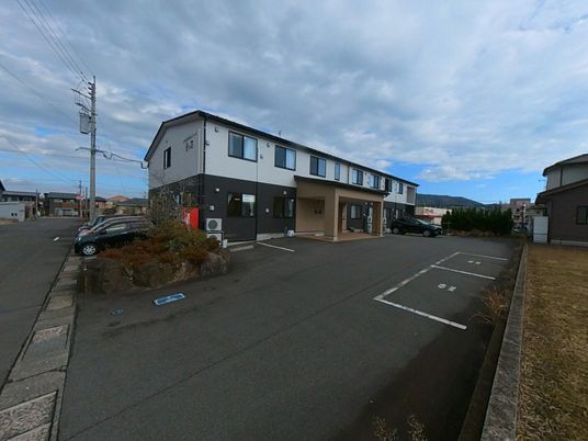 駐車場に面した建物外観