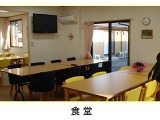 明るい食堂のテーブル  