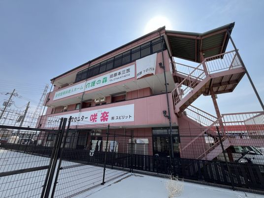 ピンクの建物の外観