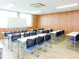 木目調の床と壁の多目的室