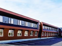 赤茶色の壁の建物外観