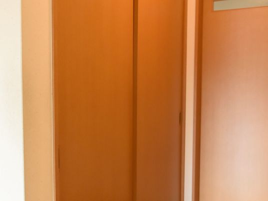 温かみのある色の扉