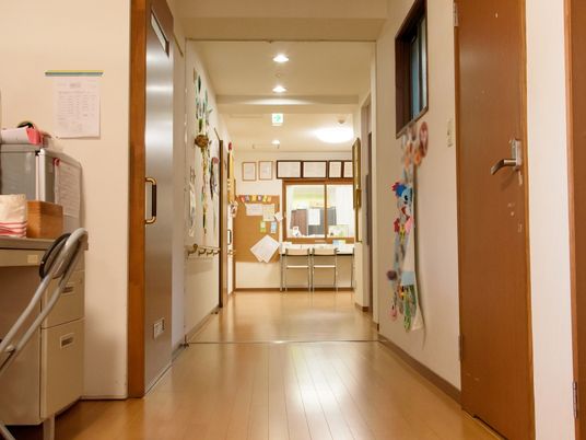 温かみのある廊下の一角