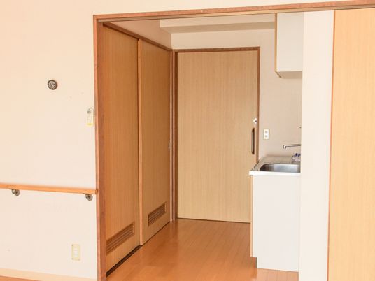 居室の扉と洗面台