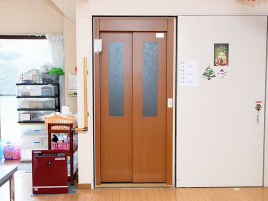 多目的室の木製ドア