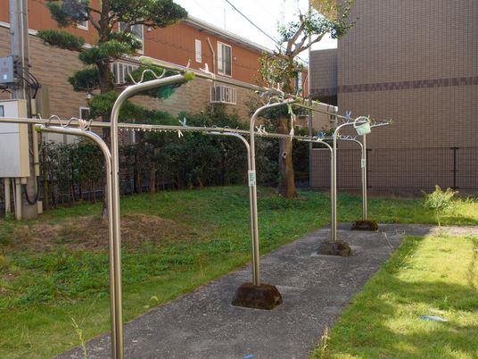 中庭の洗濯物干し場