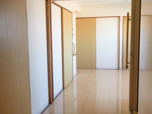 明るい廊下と部屋の扉