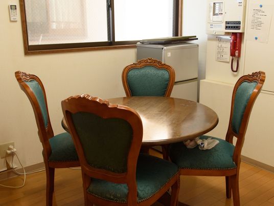 テーブルとイスの居室