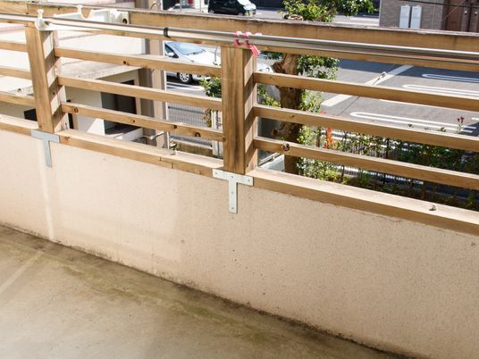 明るい日差しのバルコニー