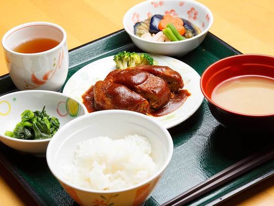 和風料理の彩り豊かな食事