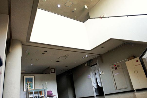 開放的な空間の廊下