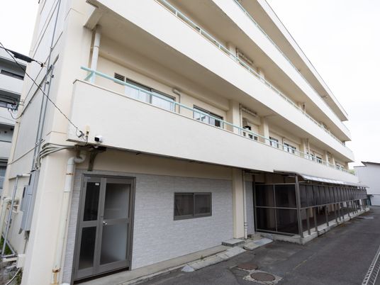 白い建物の外観