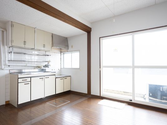 窓のある明るいキッチン